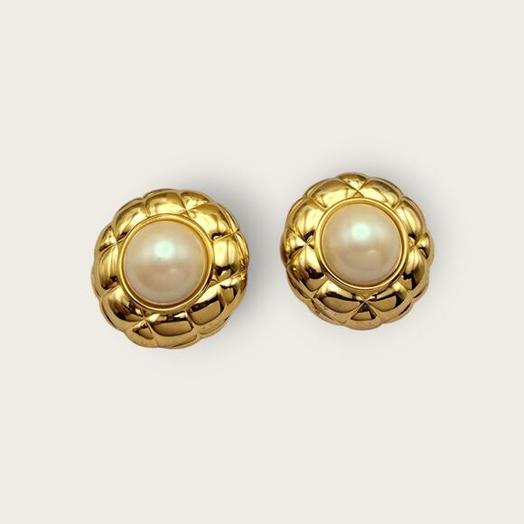 Vintage 1980s Gold Quilted Pearl Clip-On Earrings – Classic Old Money Style - Picture 8 of 8